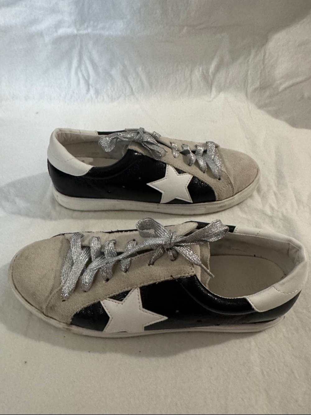 Star Accent Low-Top Sneakers in Black , Cream and White
